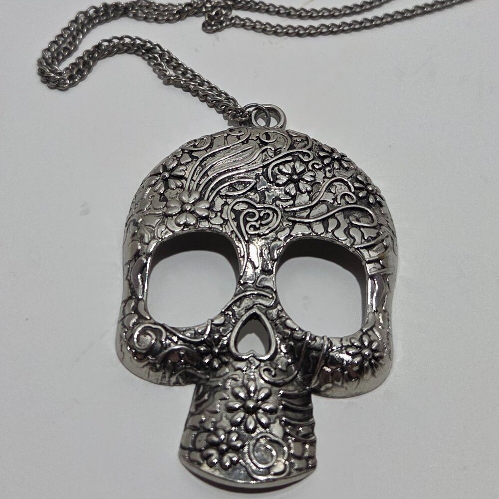 SIlver fashion skull necklace